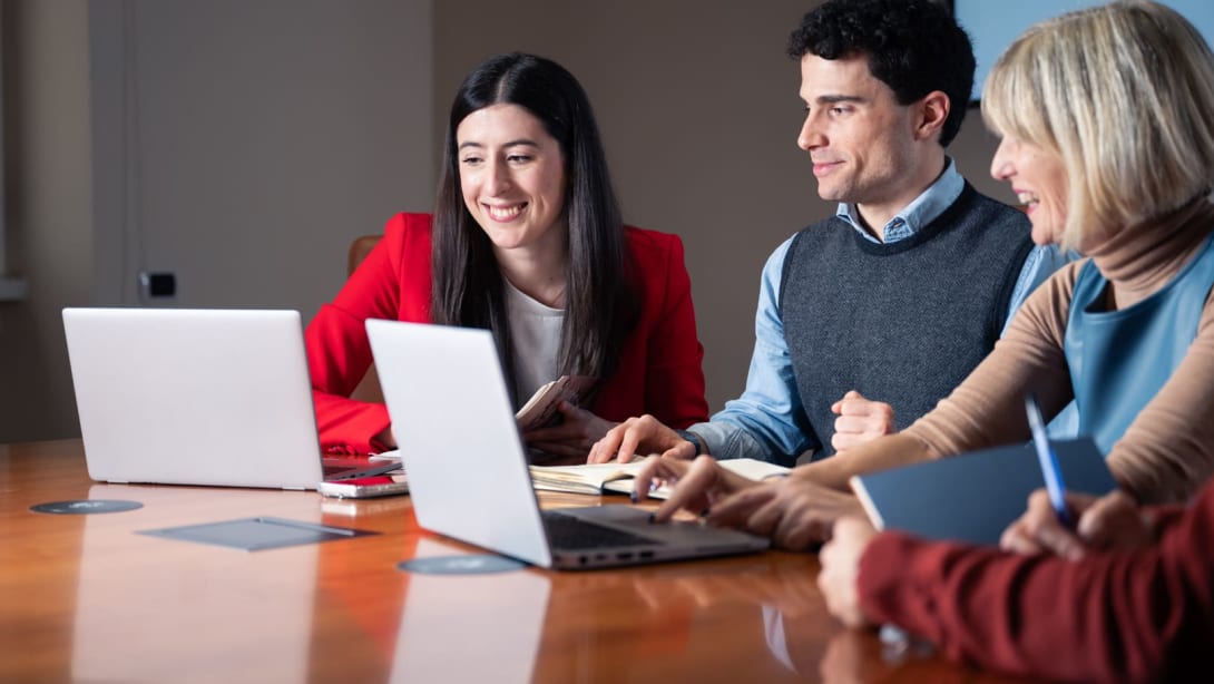 동료 몇 명과 함께 컴퓨터로 작업 중인 불가리 경쟁 인텔리전스 분석가 Anna Chiara
