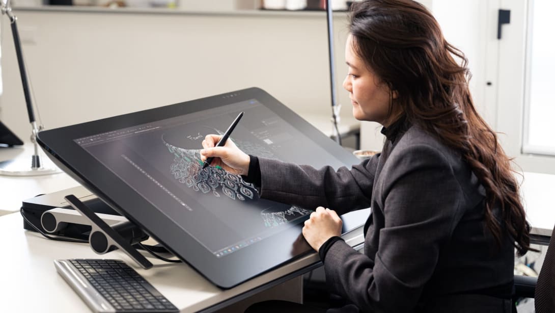 Sun Min, Senior Jewelry Designer, disegna una collana di Alta gioielleria su una lavagna digitale