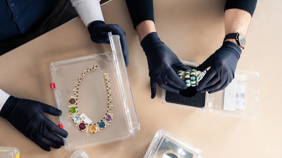 Dettaglio delle mani di due dipendenti Supply Chain che controllano due prodotti