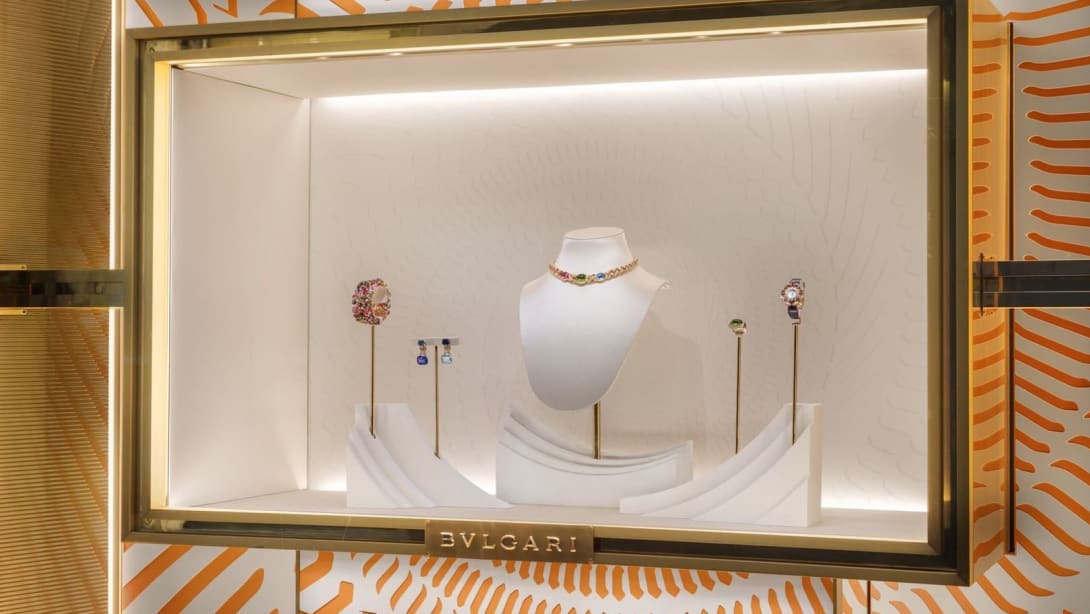 Prodotti esposti in una vetrina Bvlgari