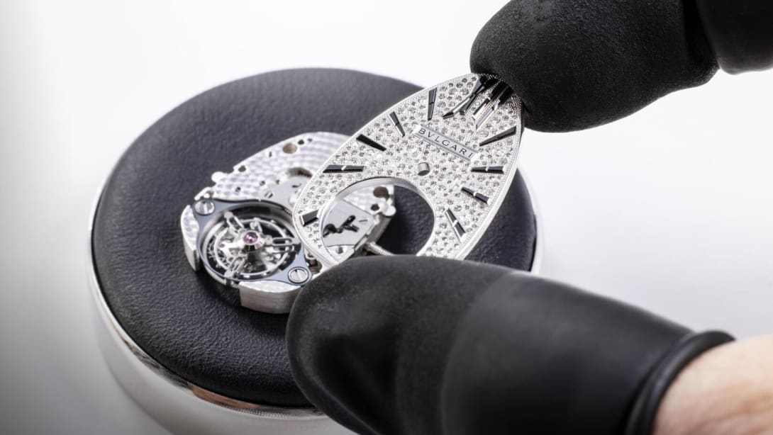 Dettaglio sull’assemblaggio di un orologio Serpenti watch