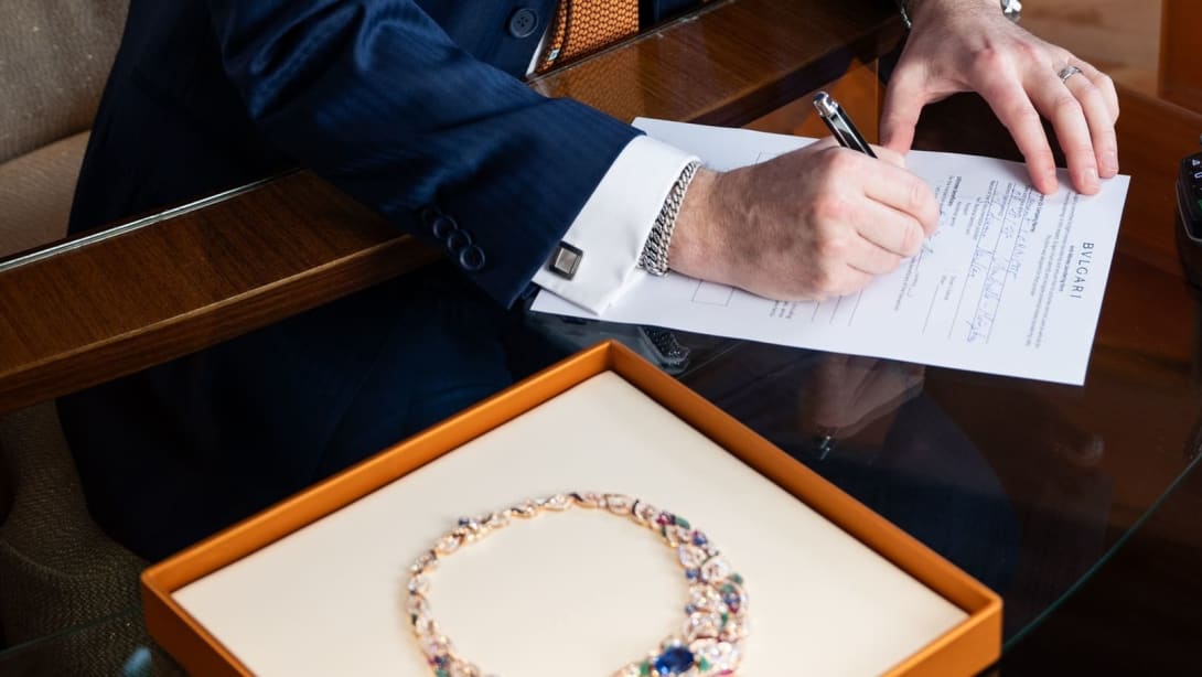Dettaglio di una persona che firma un contratto