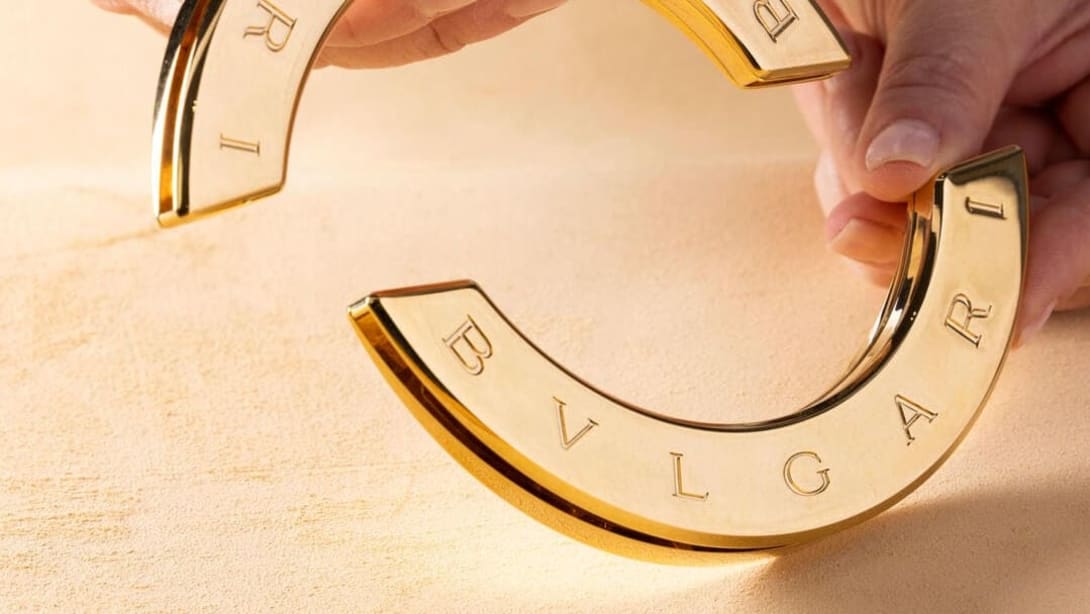 Dettaglio del logo Bvlgari inciso sul particolare di una borsa
