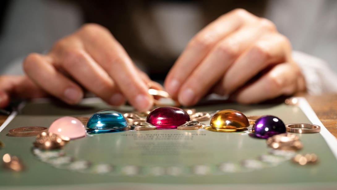 Dettaglio di alcune gemme colorate montate su una collana