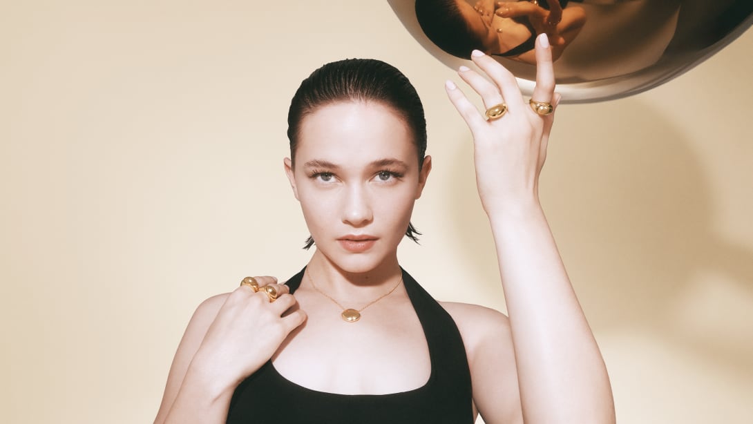 Picture representing Cailee wearing Bvlgari Cabochon jewels.