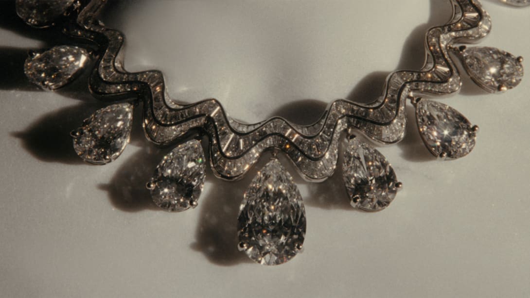 The Aeterna Serpenti High Jewellery necklace with diamonds, full view.