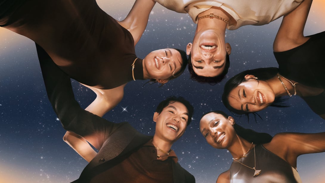 People celebrating the festive season wearing Bvlgari creations in front of a starry night sky.