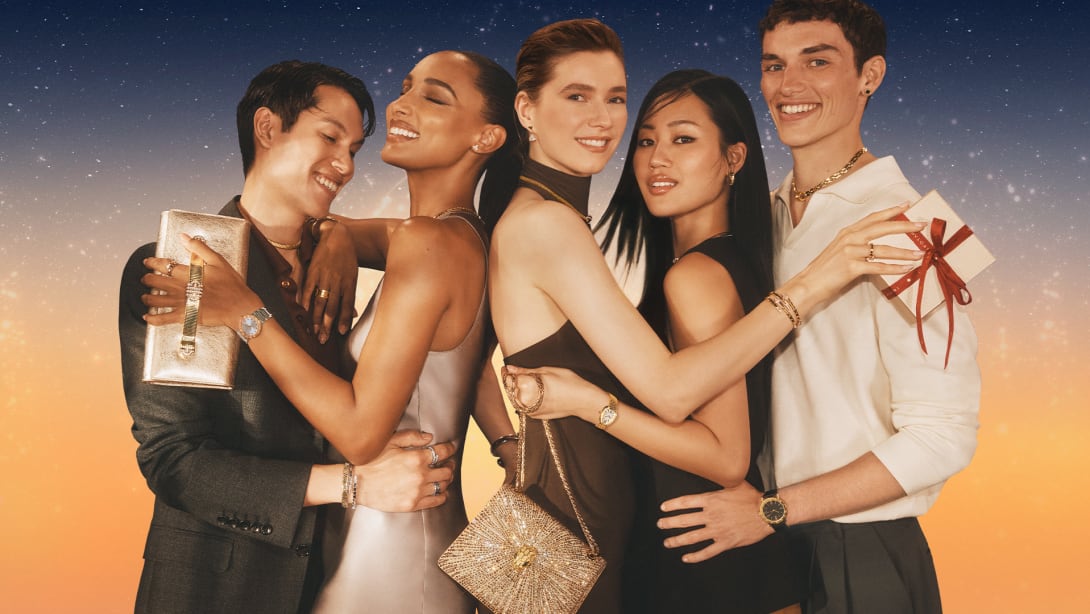 People celebrating the festive season wearing Bvlgari creations in front of a starry night sky.