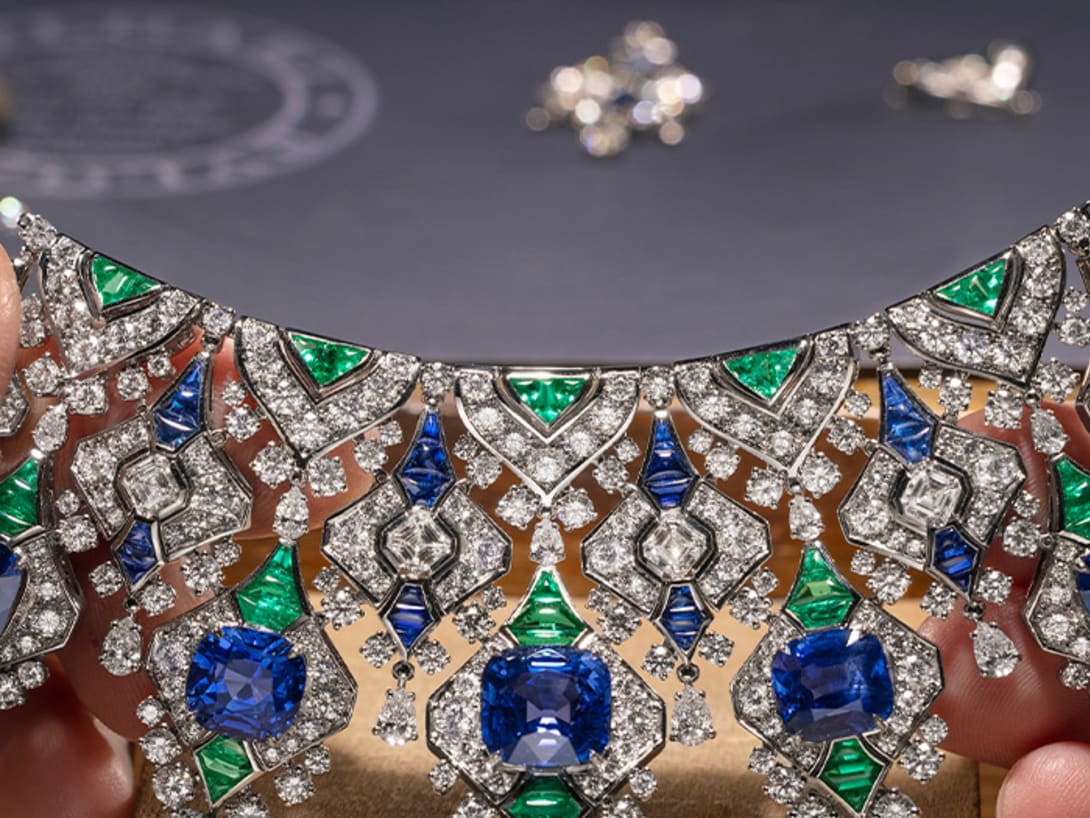 Making of The Sapphire Brocade High Jewellery necklace with cushion sapphires, emeralds and diamonds, close-up.