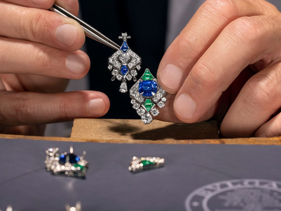 Making of The Sapphire Brocade High Jewellery necklace with cushion sapphires, emeralds and diamonds, full view.