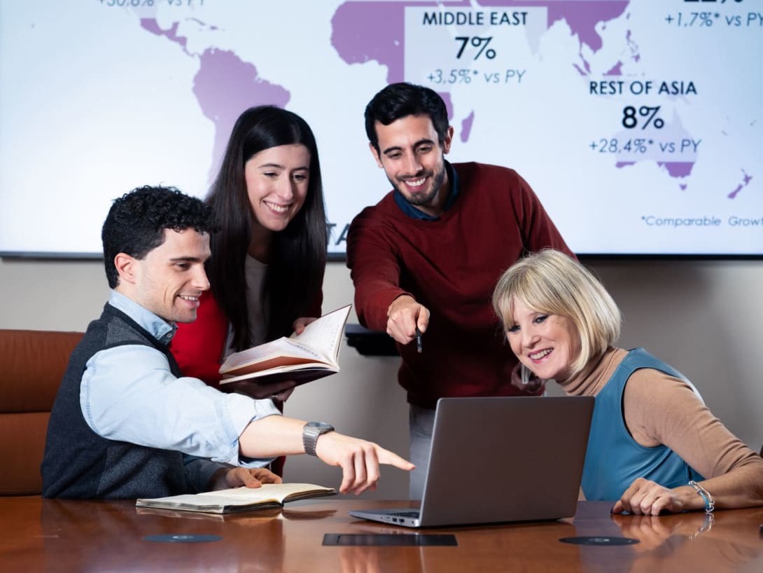 موظفو بولغري يتشاركون العمل أمام حاسوب شخصي