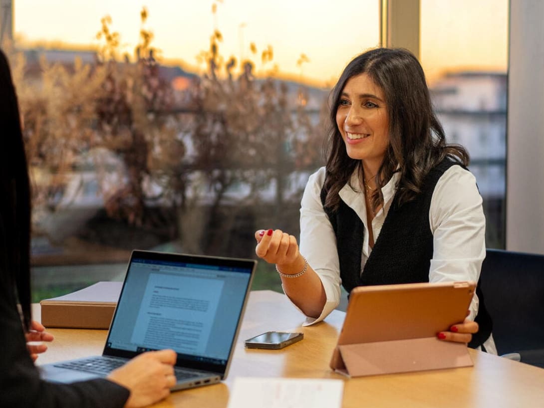 1対1のミーティングを行う2人の社員