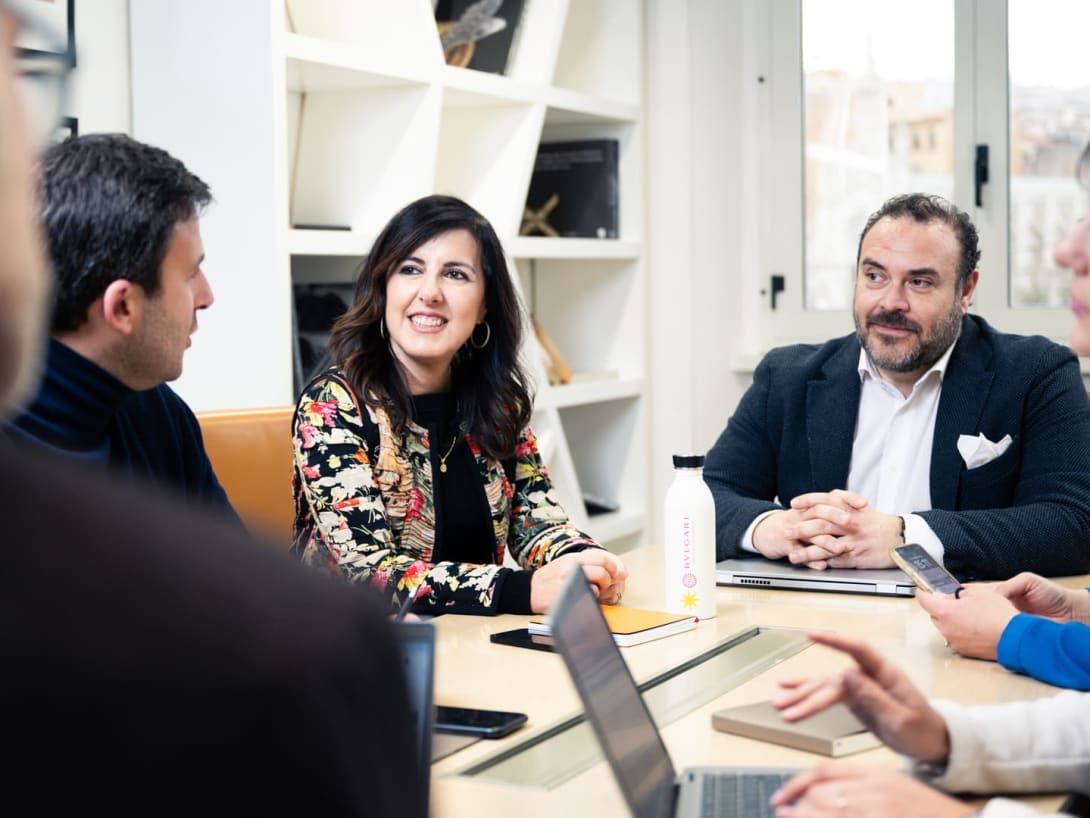 ミーティングでディスカッションを行う社員のグループ