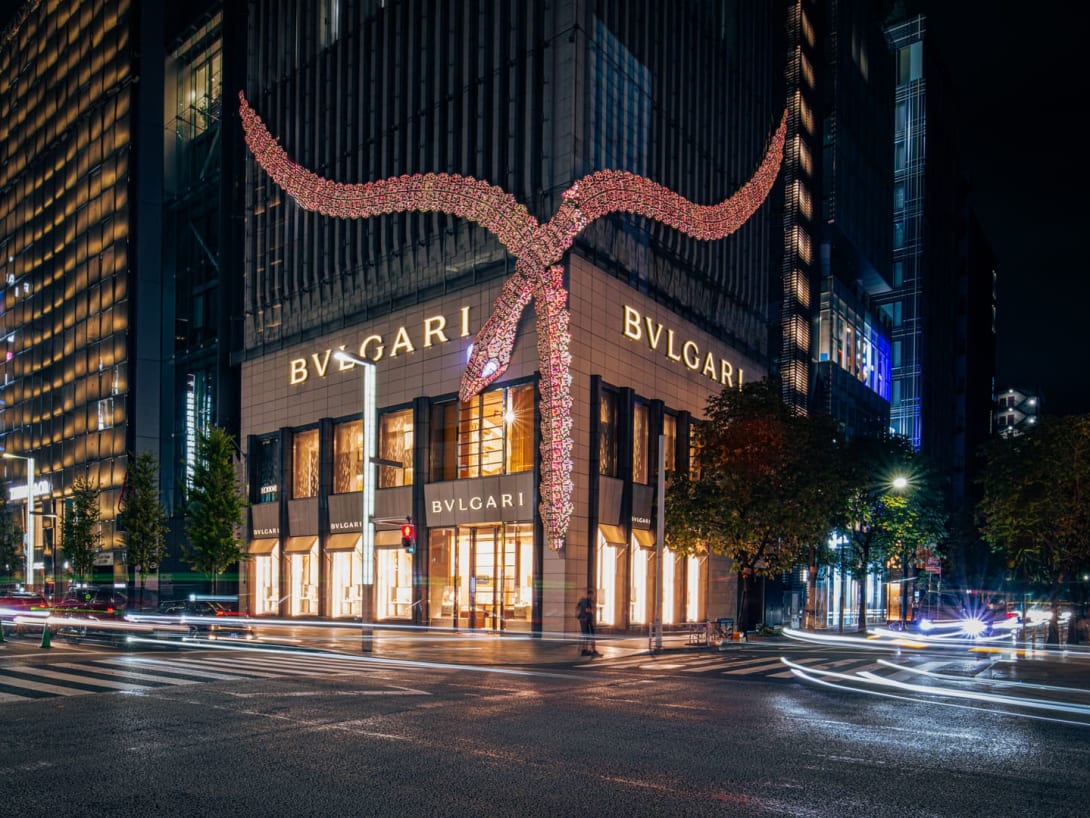 Installazione Serpenti sul prospetto della boutique Bvlgari di Ginza Tower