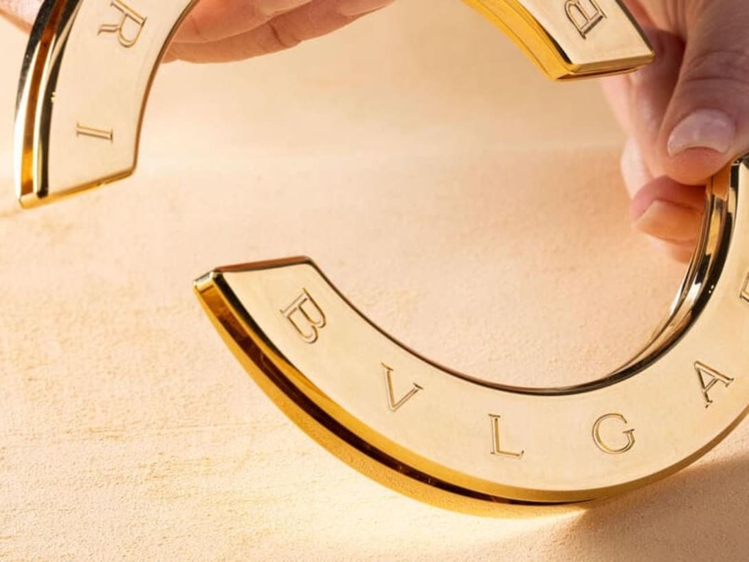Dettaglio del logo Bvlgari inciso sul particolare di una borsa