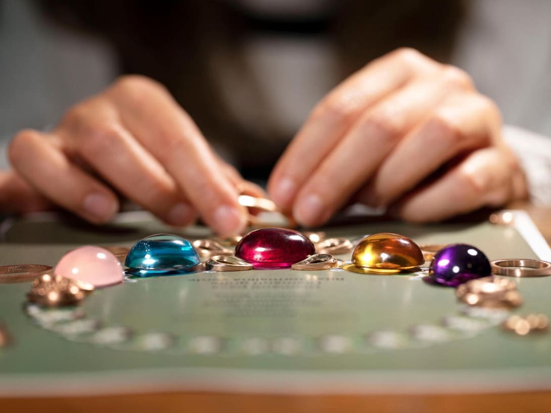 Dettaglio di alcune gemme colorate montate su una collana