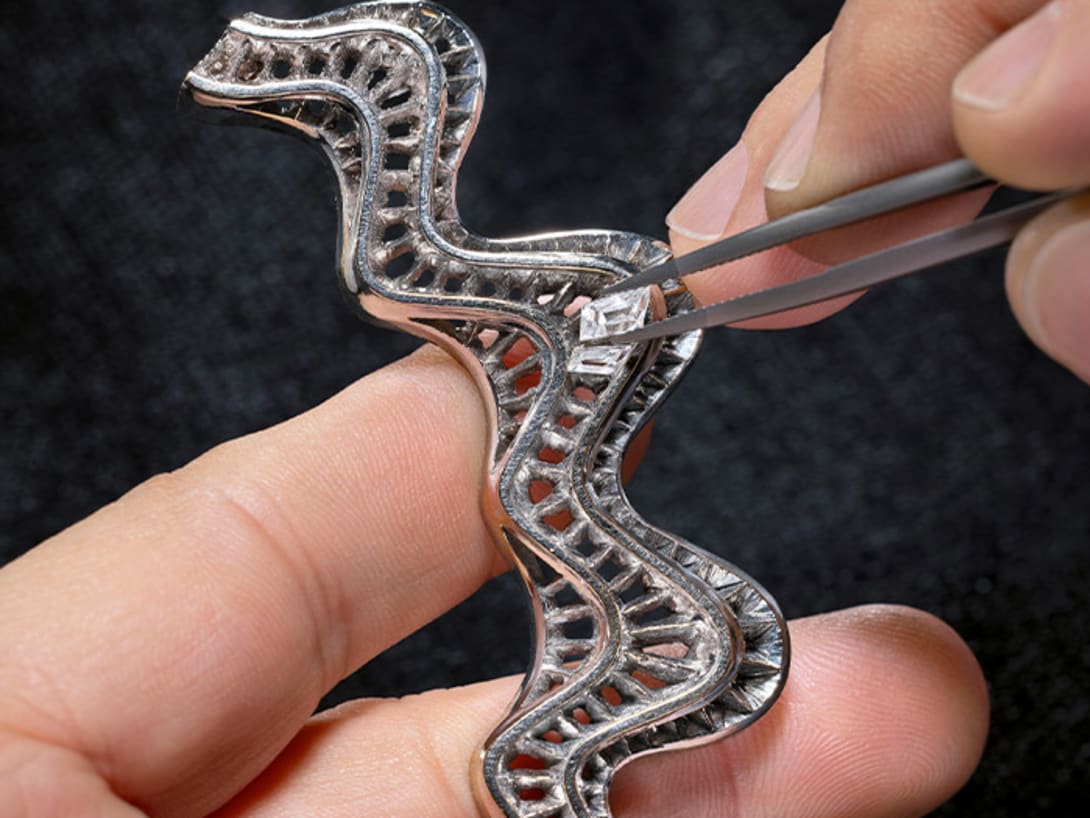 Making of The Aeterna Serpenti High Jewellery necklace with diamonds, close-up.