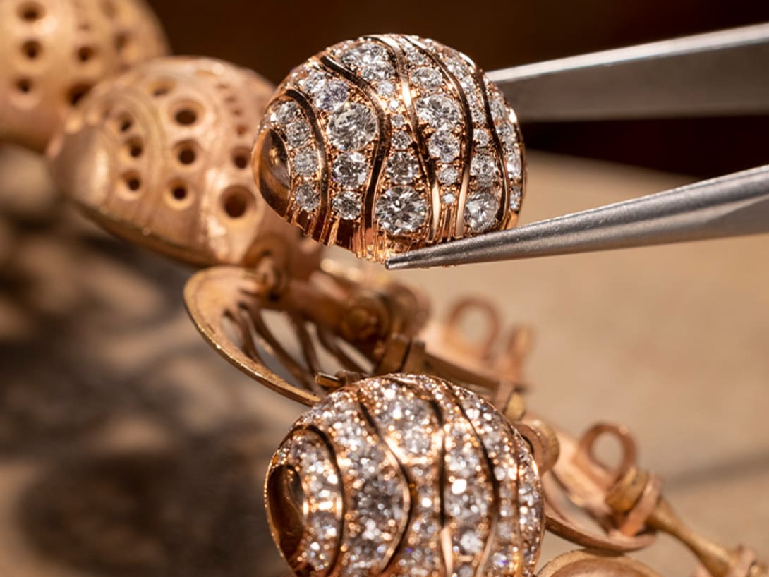 Making of Muse of Rome Mediterranea High Jewellery necklace with emeralds and diamonds, full view.