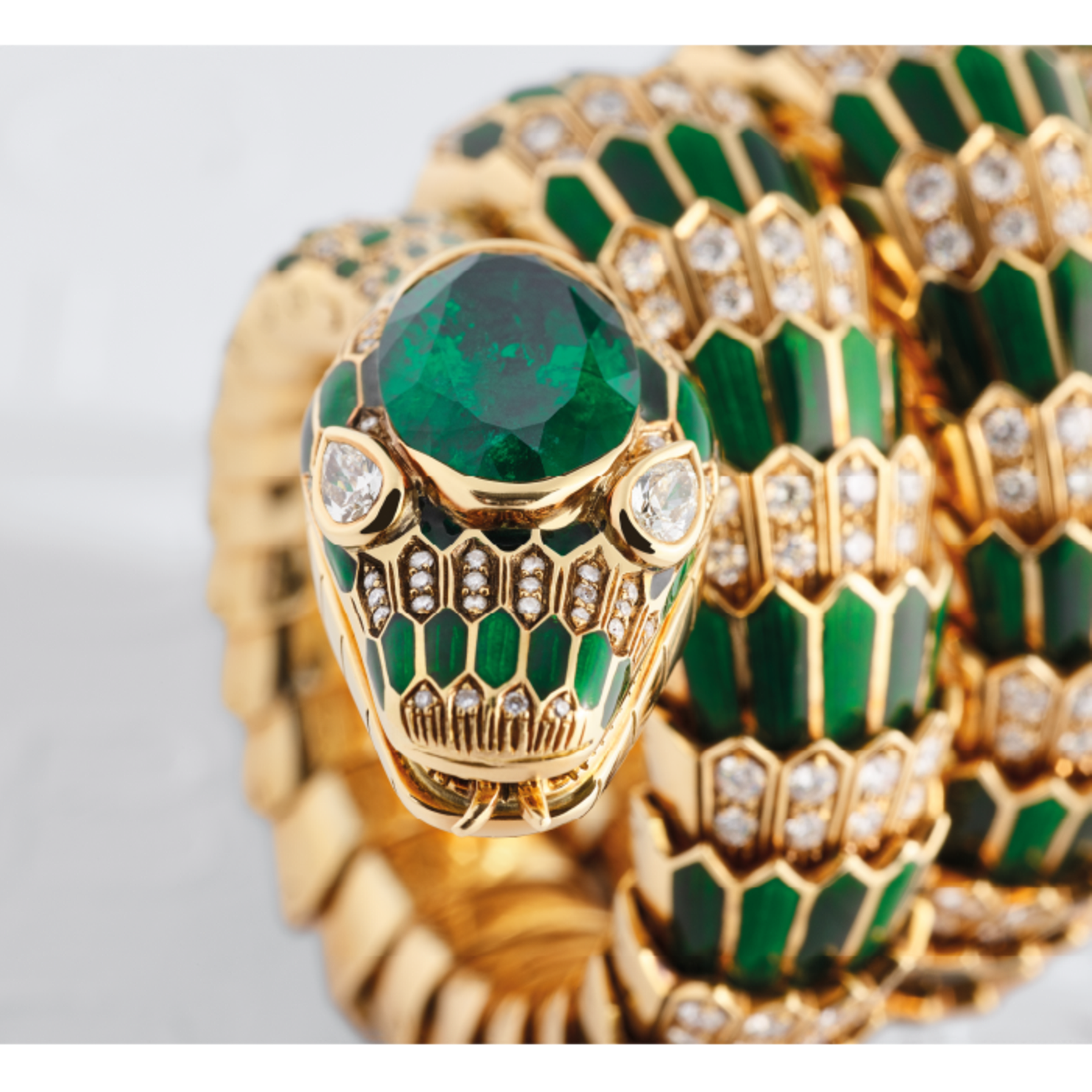 Serpenti bracelet in yellow gold with diamonds ad emeralds. Heritage collection.
