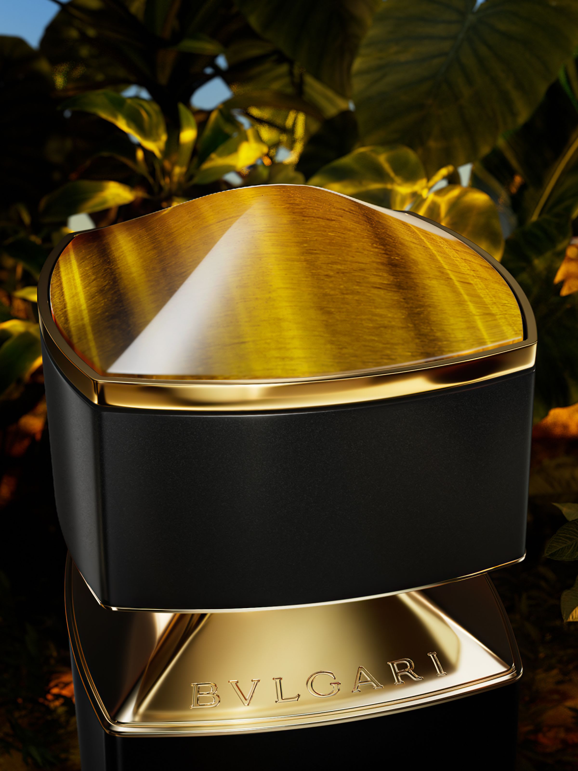 Yellow cap of the Bvlgari Le Gemme Tygar fragrance inspired by the Tiger's eye stone, close up.