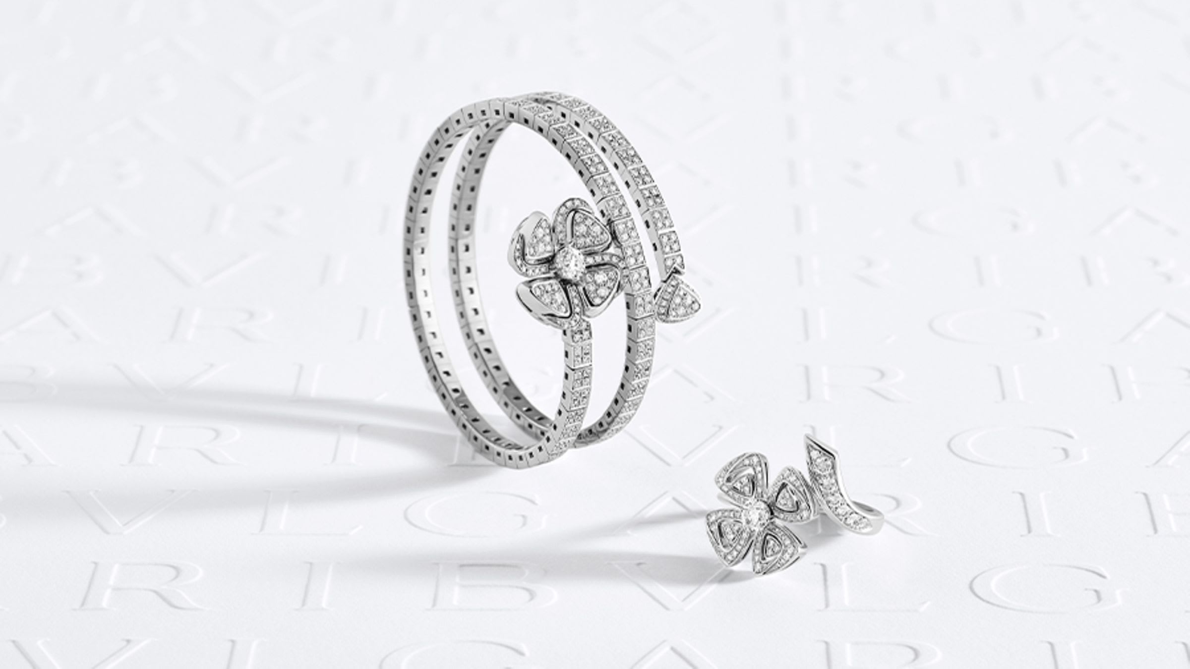 Fiorever bracelet and ring in white gold with diamonds.