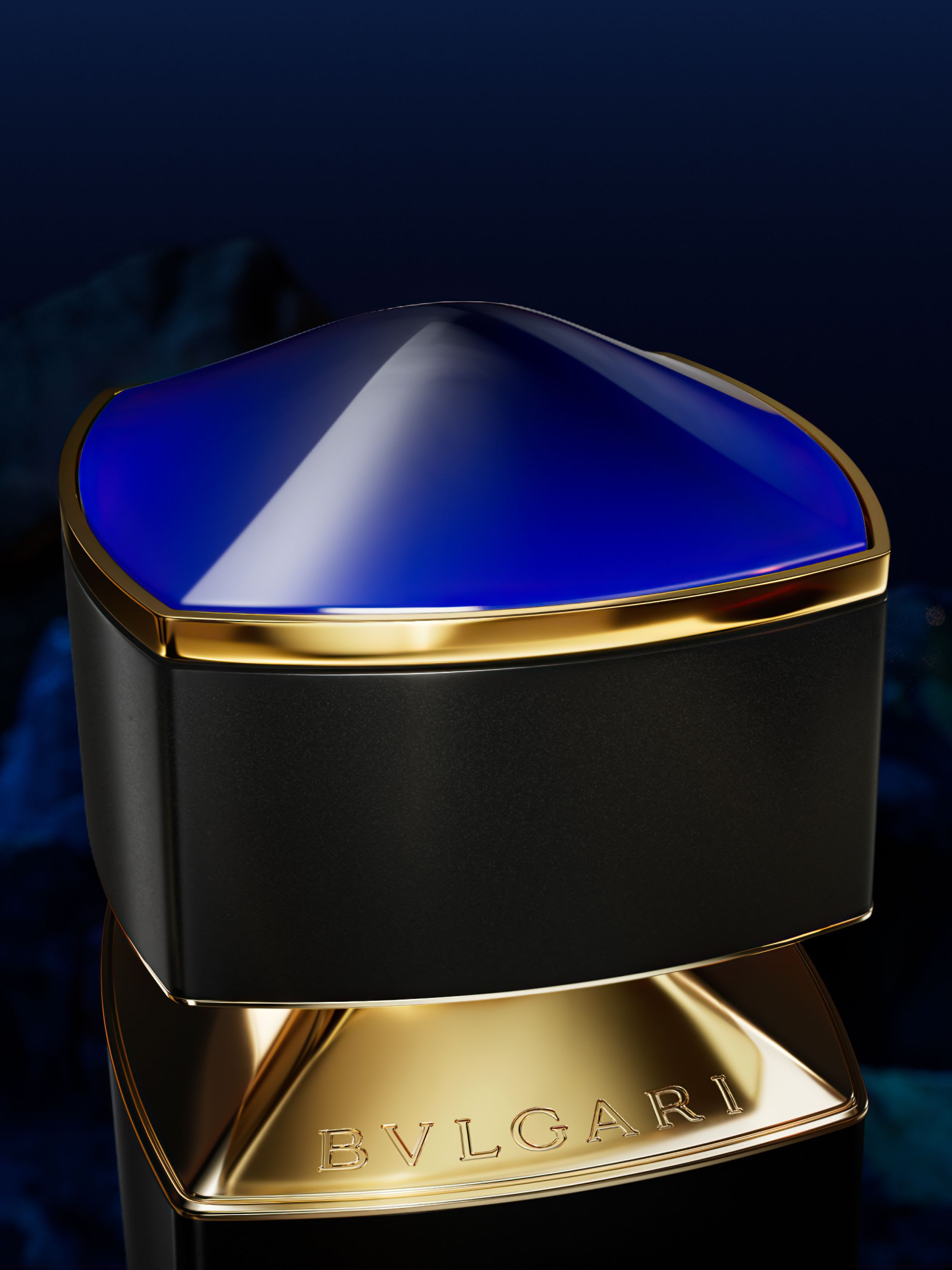 Blue cap of the Bvlgari Le Gemme Gyan fragrance inspired by the sapphire, close up.