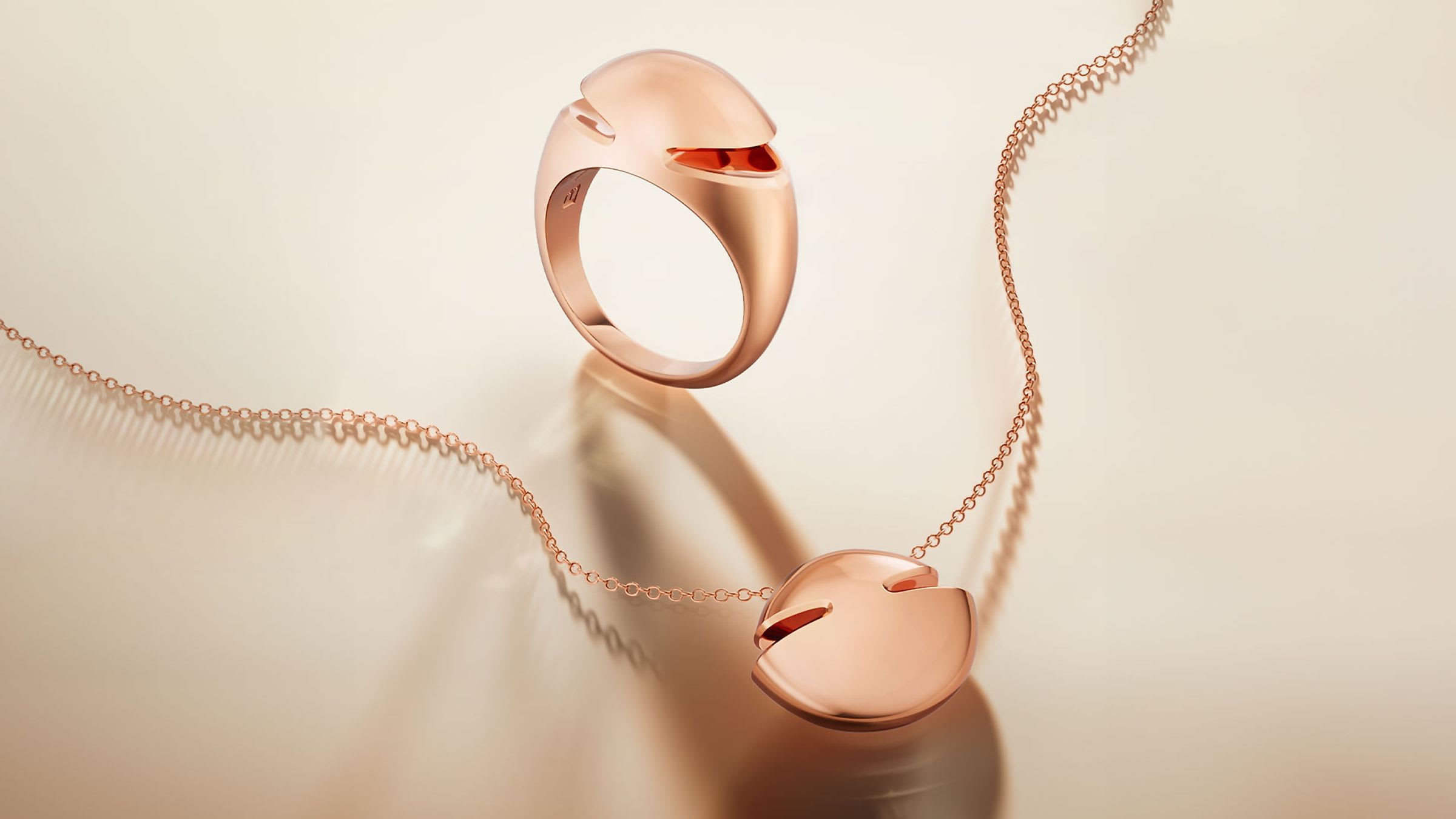 picture representing Bulgari rose gold pendant necklace and ring