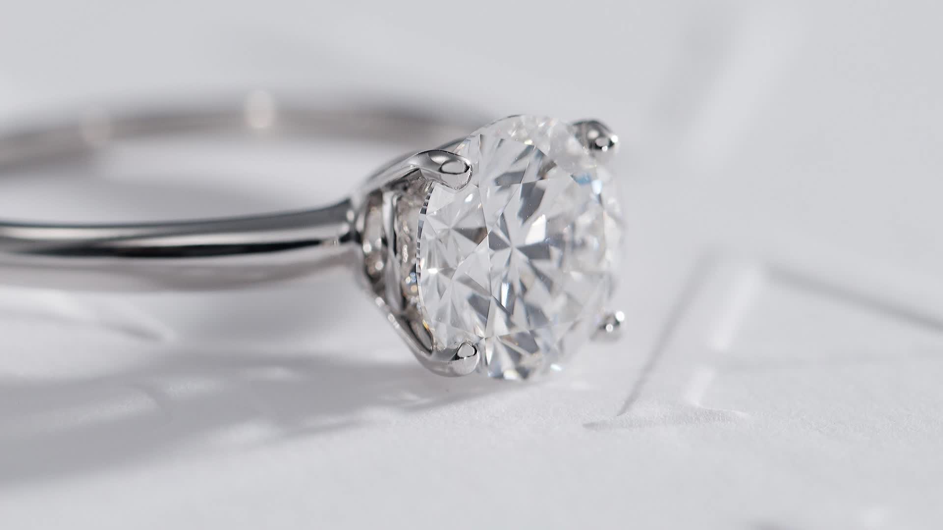 ワンダー・オブ・ラブ：エンゲージメントリングとウェディングリング